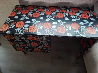 Mesa de escritorio forrada con 2 cajones ,