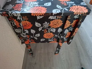 Mesa de escritorio forrada con 2 cajones ,