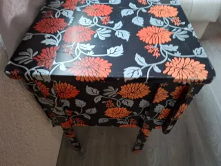 Mesa de escritorio forrada con 2 cajones ,