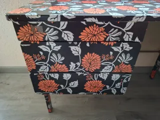 Mesa de escritorio forrada con 2 cajones ,