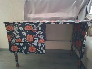 Mesa de escritorio forrada con 2 cajones ,