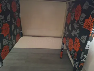 Mesa de escritorio forrada con 2 cajones ,