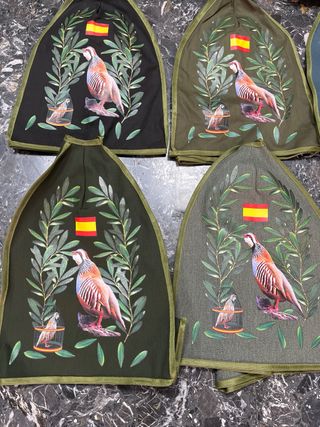 Sayuelas de caza con pájaros y bandera