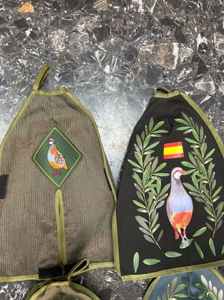 Sayuelas de caza con pájaros y bandera