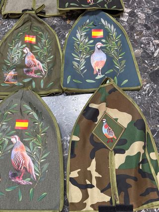 Sayuelas de caza con pájaros y bandera