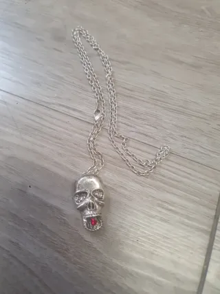 Collar Cadena Calavera con Piedras Rojas y Platead