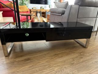 Mesa de TV moderna negra y plateada
