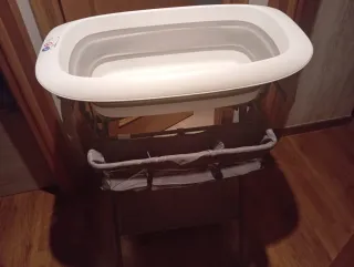 Bañera plegable Twistshake con soporte.