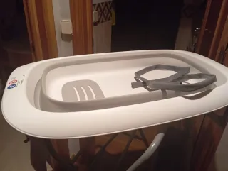 Bañera plegable Twistshake con soporte.