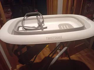 Bañera plegable Twistshake con soporte.