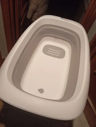 Bañera plegable Twistshake con soporte.