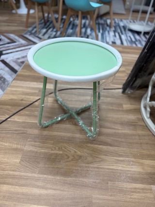 Mesita auxiliar verde y blanca