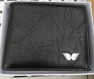 Resto de tienda. Carteras de piel