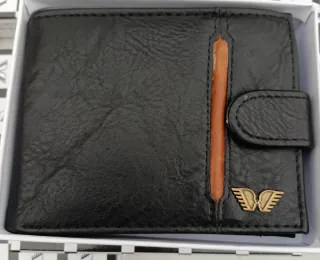 Resto de tienda. Carteras de piel