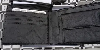 Resto de tienda. Carteras de piel