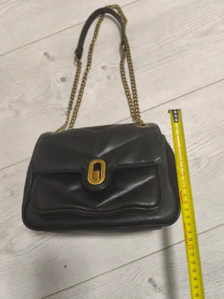 Bolso Parfois negro con cadena dorada