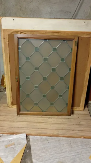 Puerta con vidriera emplomada