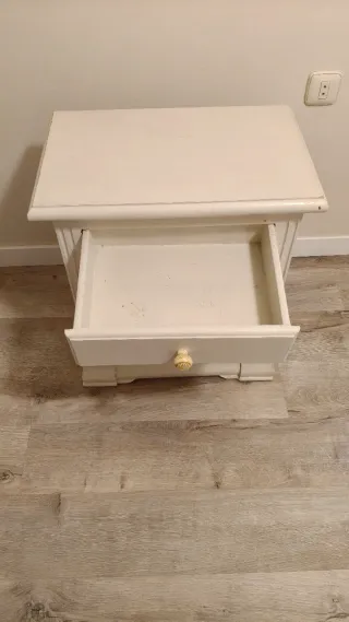 Mesita de noche blanca de madera