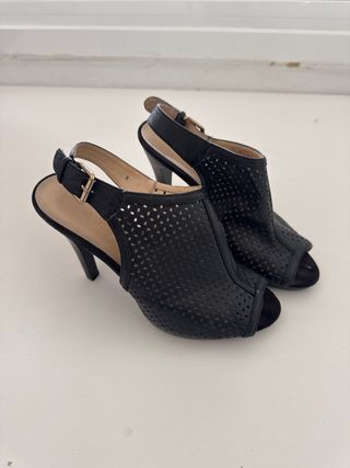 Zapatos de tacón negros peep toe