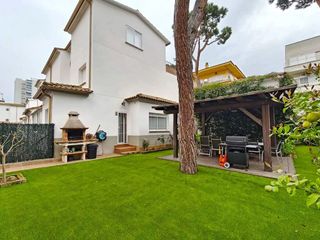 Casa adosada en venta en Platja Llarga en Castell-Platja d´Aro