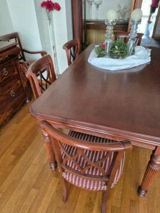 Mesa de comedor de madera y sillas