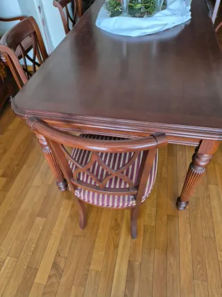 Mesa de comedor de madera y sillas