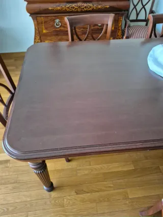 Mesa de comedor de madera y sillas