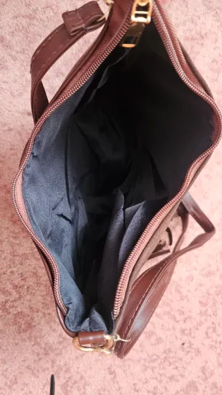 Bolso marrón con flecos y hebilla