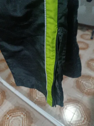 Pantalón chándal negro con detalles verde
