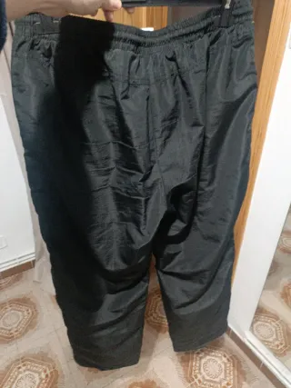 Pantalón chándal negro con detalles verde