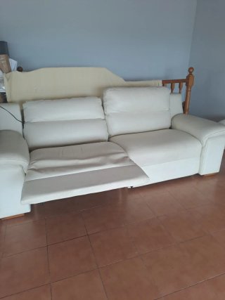 Sofá reclinable eléctrico de piel, tengo factura.
