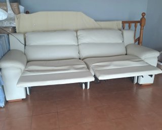 Sofá reclinable eléctrico de piel, tengo factura.