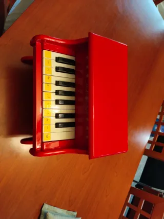 Piano de juguete Janod rojo