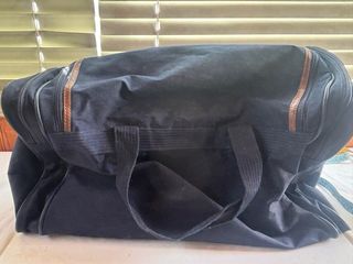 Borsone da viaggio blu scuro con dettagli marroni