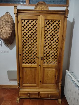 Alacena de madera maciza