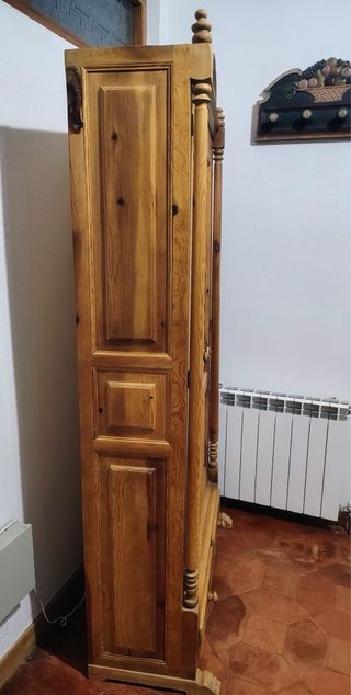 Alacena de madera maciza