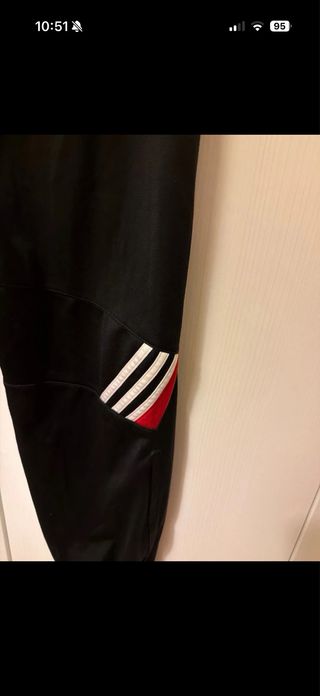 Pantaloni tuta Adidas neri con dettagli rossi