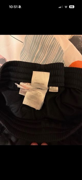 Pantaloni tuta Adidas neri con dettagli rossi