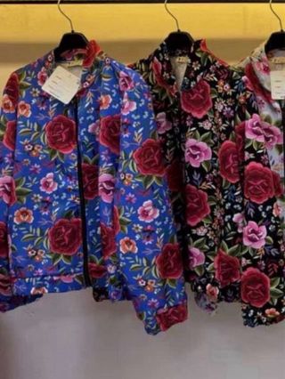 Chaqueta bomber flamenca roja floral