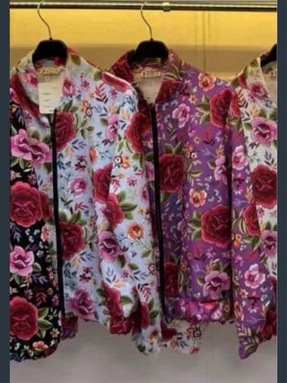 Chaqueta bomber flamenca roja floral