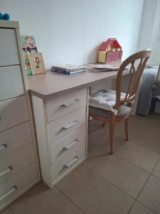 Escritorio y cómoda infantil