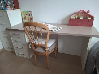 Escritorio y cómoda infantil
