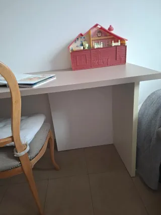 Escritorio y cómoda infantil