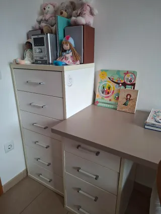 Escritorio y cómoda infantil