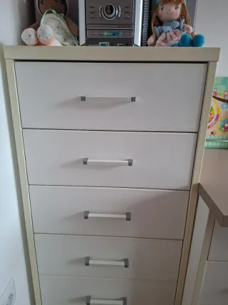 Escritorio y cómoda infantil