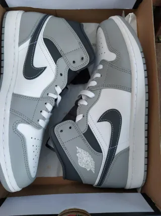 Jordan 1 Mid Gris Blanco Talla 42