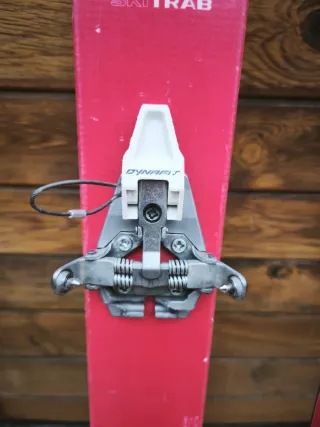 Esquís de travesía ligeros, con fijación y pieles