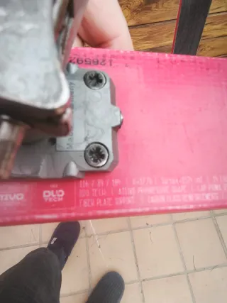 Esquís de travesía ligeros, con fijación y pieles