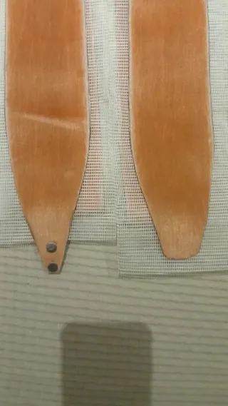 Esquís de travesía ligeros, con fijación y pieles