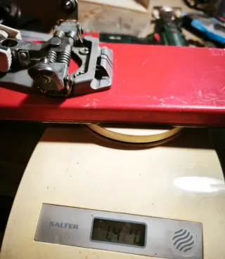 Esquís de travesía ligeros, con fijación y pieles